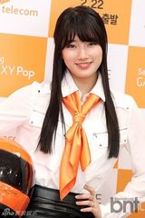 组图：韩团missA秀智戴橙领巾当一日店长