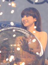 组图：柳岩亮相车展 花色长裙小露香肩