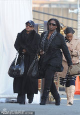 组图：惠特尼-休斯顿家人哀悼 其母现身需人搀扶