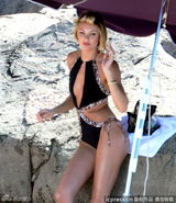 组图：超模坎蒂丝比基尼拍大片骚首弄姿晒翘臀