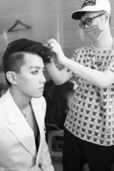 组图：快男热血复活赛 范世琦对抗居来提