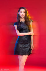 组图：施艳飞登封面显纯美 宅女神展别样韵味