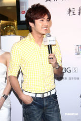 幻灯图：贺军翔休闲装亮相 赞张钧宁具有成熟美