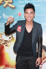 组图：柯有伦携《阵头》杀到香港 张学友曾志伟撑场