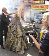 组图：Gaga《名利场》大片再蹬“恨天高”尴尬摔倒 