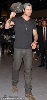 组图：“雷神”机场抡大锤 与日本女影迷自拍