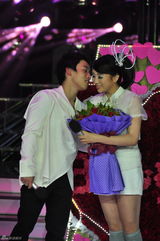 组图：邹凯上电视节目惊喜求婚 陈一冰谢娜微笑祝福