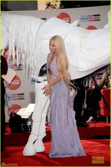 组图：Gaga淡紫长裙扮女神 骑巨马获猛男抱入场