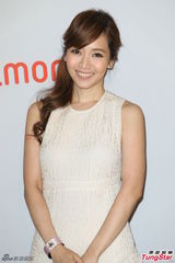 组图：侯佩岑白色长裙亮相 笑容优雅气质甜美