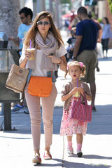 高清组图：辣妈杰西卡-阿尔芭带大女儿奥诺逛街