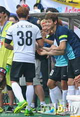 组图：朴智星领衔明星足球赛 收入捐四川灾区