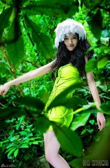 高清组图：韩雯雯化身绿色天使 大自然拍写真