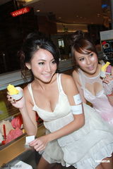 组图：黄榕与靓模玩雪糕涂胸 饱满双峰诱人垂涎