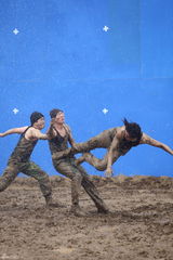 高清组图：李民浩稀泥中打斗 不用替身亲自上阵