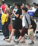 组图：赵薇戴耳朵帽现身机场 与助理卖萌玩自拍