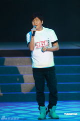 幻灯图：孙楠赴港参加赈灾义演 献唱《生死不离》