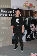 组图：许志安梁汉文苏永康签唱会感情好互调侃