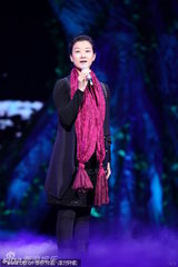 组图：董卿素颜主持中俄寻亲节目 宋祖英低调彩排