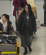 组图：周海媚素颜现身 厚衣裹身体态臃肿无人识