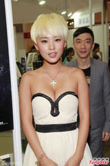 组图：罗彩玲爆乳亮相香港宣传写真集