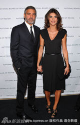 幻灯图：国家评论协会奖晚宴克鲁尼花白胡显男人味