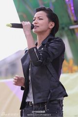 组图：黄耀明何韵诗助阵同性恋游行 献唱支持