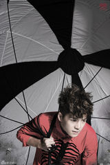 组图：王栎鑫变身冒险家 拉降落伞勇闯险境