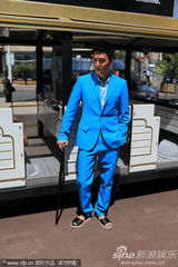 组图：冯绍峰带伤拄拐似绅士 悠闲坐观光车逛沙滩