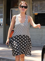 组图：瑞切尔-贝尔森街拍 不规则连衣裙清爽