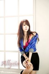 组图：韩校花刘思罗性感写真低胸秀傲人身材