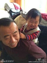 组图：潘长江带孙子变老小孩儿 祖孙温馨有爱