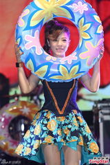 组图：丁当开唱秀电臀马达 MP脱衣湿身助阵