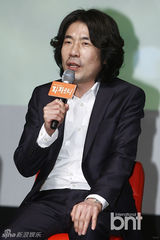 组图：姜素拉黑裙透视装亮相《帕瓦罗蒂》发布