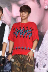 组图：罗志祥不满“乱伦”话题当众黑脸