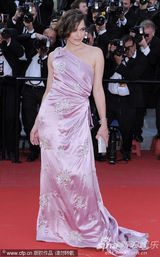 组图：乔沃维奇戛纳走秀大露背长裙性感