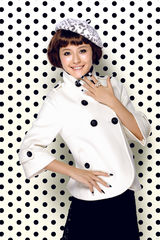 幻灯图集：热依扎新年芭比装亮相 黑白格调优雅俏丽