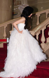 组图：洪秀雅现身百想红毯低胸长裙秀双峰