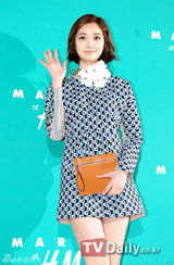 组图：SJ利特东海与少时秀英朴宰范等盛装亮相