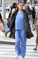 组图：米拉-库尼斯穿病号服亮相新片场