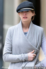 组图：安妮-海瑟薇低调逛书店 修生养性扫5大本