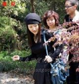 组图：网友曝杨钰莹与神秘男深圳同行购物