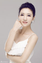 组图：卢莹写真大片出炉 抹胸长裙飘逸脱俗