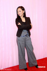 幻灯图：邓萃雯设宴答谢剧组成员 黎耀祥感激爱妻