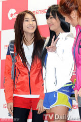 组图：韩团2PM与SISTAR着亮丽休闲装站台