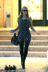 组图：希尔顿花纹裙装出镜 黑丝长腿性感诱惑