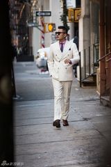 组图：于小伟现身纽约街头绅士风