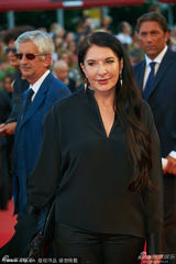 组图：行为艺术家阿布拉莫维奇黑衣亮相红毯