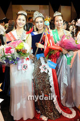 组图：刘静媛当选韩国环球小姐 戴桂冠心情激动