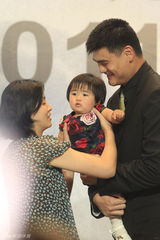 高清组图：姚明正式宣布退役 妻女现身留影纪念