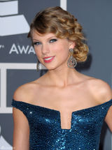 高清图：第52届格莱美 泰勒-斯威夫特蓝裙熠熠生辉